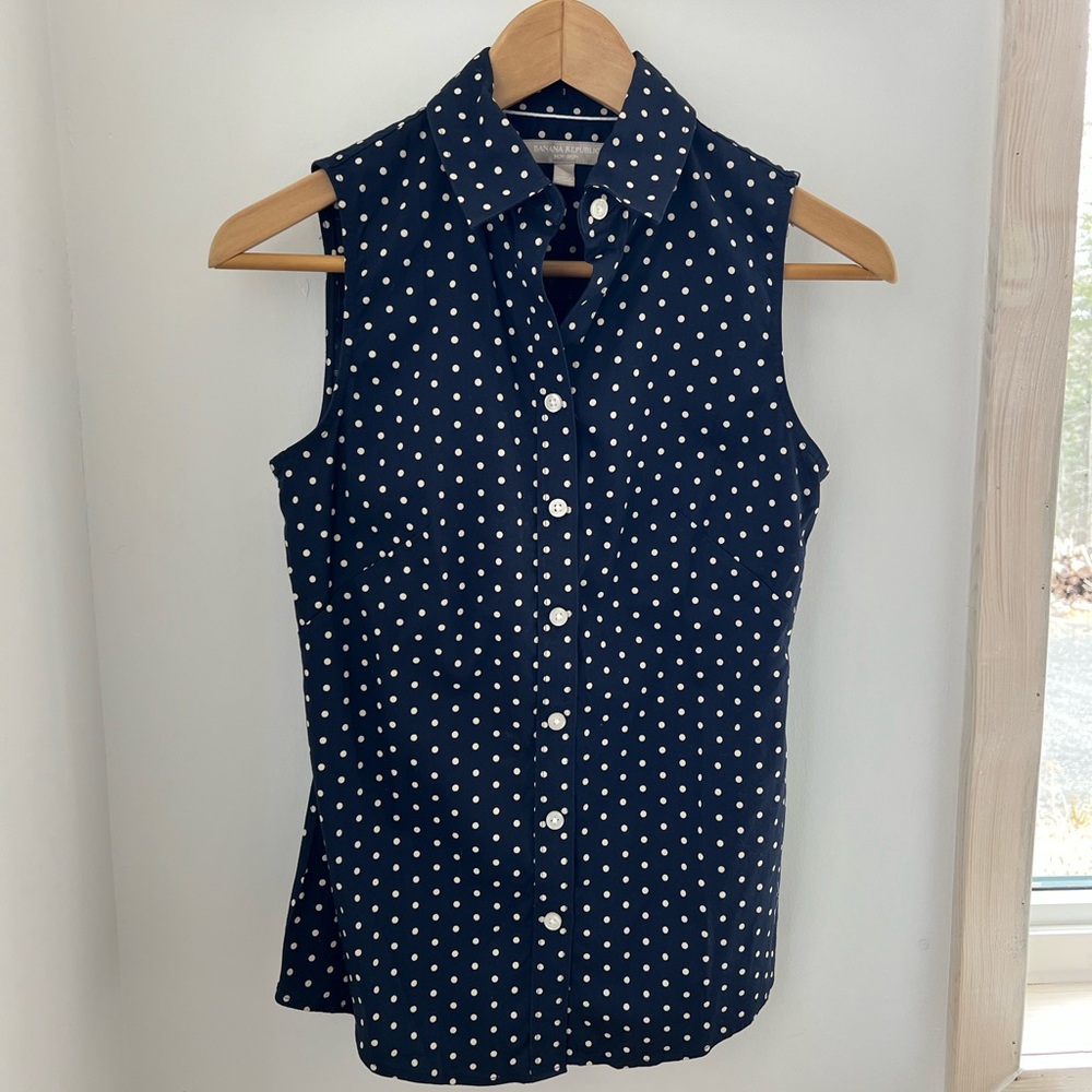 Banana Republic Navy Polka Dot Sleeveless Button Up No Iron Shirt in Size 0